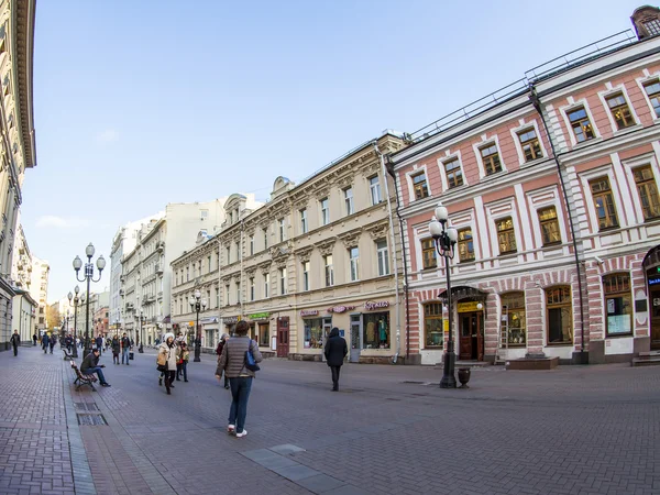 Moskou, Rusland, op 22 oktober 2015. Arbat Street. Arbat - een van de typische straten van oud Moskou, een van de meest aantrekkelijke aan toeristen. Fisheye uitzicht — Stockfoto