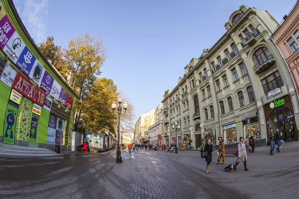 МОСКВА, РОССИЯ, 22 октября 2015 г. Арбат Стрит. Арбат - одна из типичных улиц старой Москвы, одна из самых привлекательных для туристов. Вид на рыбный глаз — стоковое фото