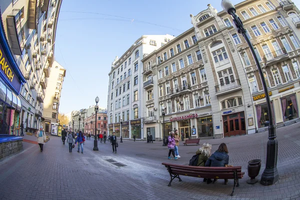 Moskva, Rusko, na 22 října 2015. Arbat Street. Arbat - jedna z typických ulic staré Moskvy, jedné z nejatraktivnějších turistům. Širokoúhlého zobrazení — Stock fotografie