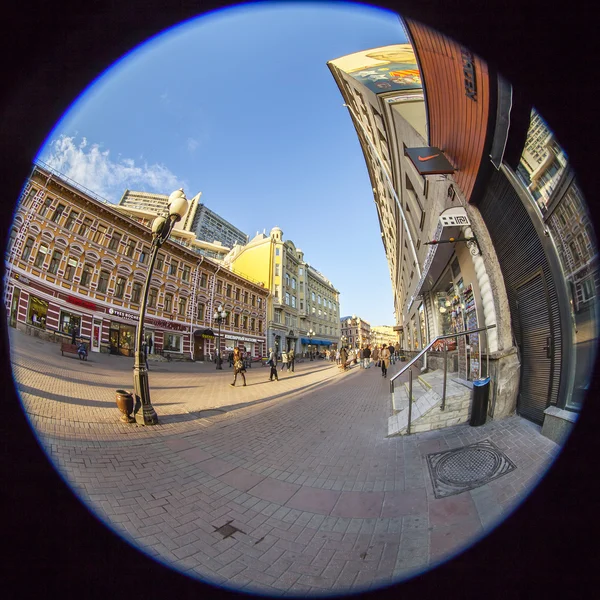 俄罗斯的莫斯科，在 2015 年 10 月 22 日。阿尔巴特街。阿尔巴特-老莫斯科，其中一个最有吸引力的典型街道之一给游客。鱼眼视图 — 图库照片