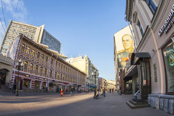 MOSCÚ, RUSIA, 22 de octubre de 2015. Calle Arbat. Arbat - una de las calles típicas de la antigua Moscú, una de las más atractivas para los turistas. Vista de ojo de pez — Foto de Stock