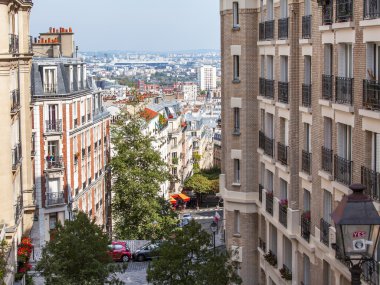 Pparis, Fransa, 31 Ağustos 2015 tarihinde. Montmartre yamacında bir merdiven ile sokak