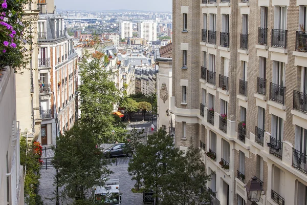 Pparis, Fransa, 31 Ağustos 2015 tarihinde. Montmartre yamacında bir merdiven ile sokak — Stok fotoğraf