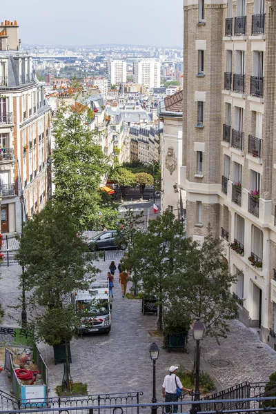 PPARIS, FRANCIA, il 31 agosto 2015. La strada con una scala su un pendio di Montmartre — Foto Stock
