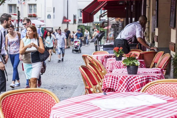 Paryż, Francja, na 29 sierpnia 2015. Malownicze letniej kawiarni na ulicy. — Zdjęcie stockowe