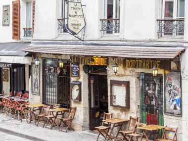 29 Ağustos 2015 tarihinde, Paris, Fransa. Güzel yaz kafe sokakta.
