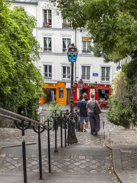 PPARIS, FRANÇA, em 31 de agosto de 2015. A rua com uma escada em uma encosta de Montmartre — Fotografia de Stock