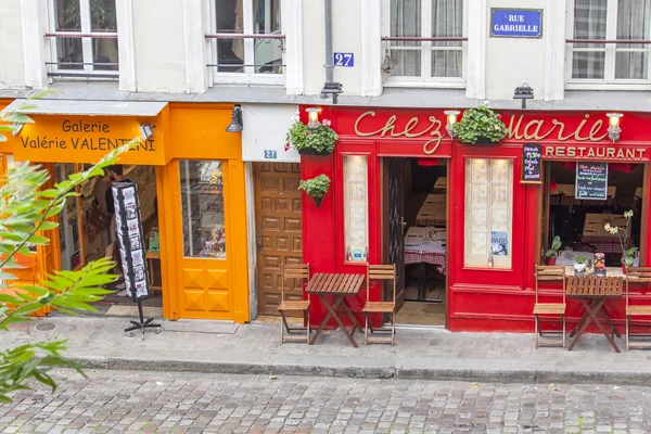 Paris, Frankreich, am 29. August 2015. Malerisches Sommercafé auf der Straße. — Stockfoto