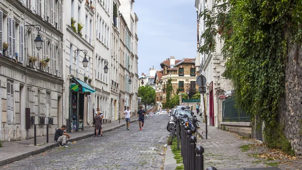 PARIS, FRANCE, on AUGUST 28, 2015. Urban view. Typical Parisian street in the bright sunny day. — Stock Photo, Image
