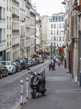Paris, Fransa, 28 Temmuz 2015 tarihinde. Kentsel görünümü. Parlak güneşli bir günde tipik Paris Caddesi.