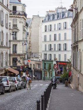 Paris, Fransa, 28 Temmuz 2015 tarihinde. Kentsel görünümü. Parlak güneşli bir günde tipik Paris Caddesi.