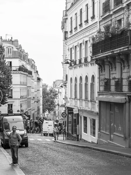 Paris, france, am 28. August 2015. urban view. typische Pariser Straße bei strahlendem Sonnenschein. — Stockfoto