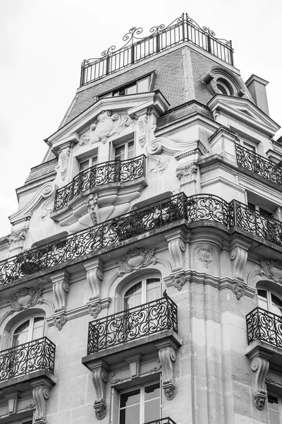PARIS, FRANÇA, em 28 de agosto de 2015. Detalhes arquitetônicos de edifícios típicos na colina de Monmartre — Fotografia de Stock