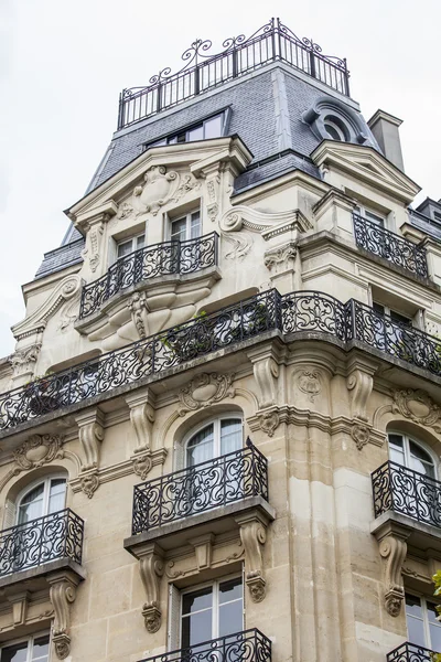 PARIS, FRANCE, le 28 août 2015. Détails architecturaux des bâtiments typiques sur la colline de Monmartre — Photo