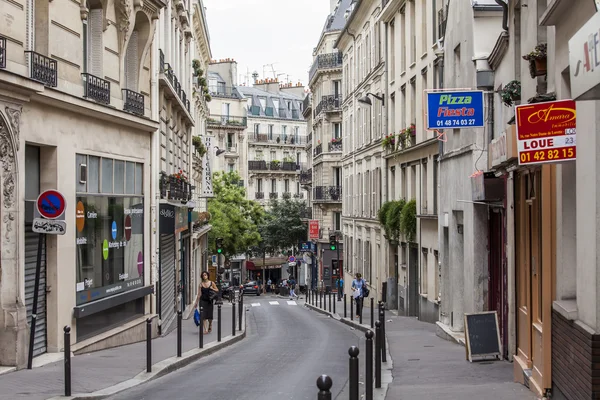 PARIS, FRANCE, le 28 août 2015. Vue urbaine. Rue typiquement parisienne dans la journée ensoleillée . — Photo