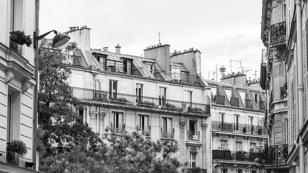 Paris, Fransa, 28 Temmuz 2015 tarihinde. Cadde tepe üzerinde tipik binaların mimari detaylar — Stok fotoğraf