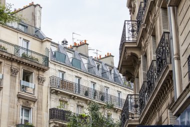 Paris, Fransa, 28 Temmuz 2015 tarihinde. Tipik binaların mimari detaylar