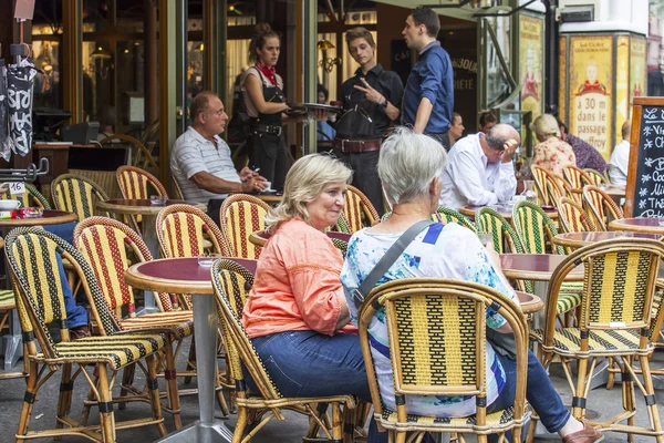 Paryż, Francja, na 29 sierpnia 2015. Malownicze letniej kawiarni na ulicy. Ludzie jedzą i odpoczynku — Zdjęcie stockowe