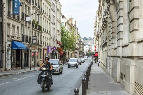 París, Francia, 28 de agosto de 2015. Vista urbana. Típica calle parisina en el brillante día soleado . — Foto de Stock