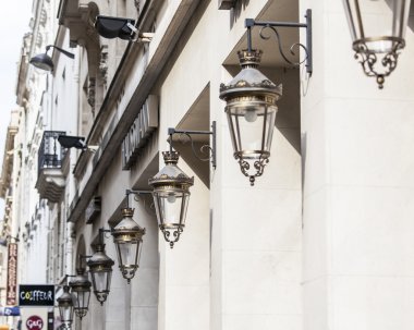 29 Ağustos 2015 tarihinde, Paris, Fransa. Mimari karşı güzel bir dekoratif sokak lambası