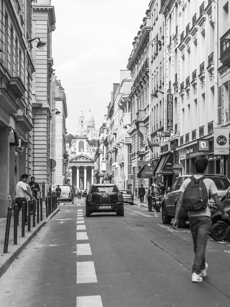 PARIS, FRANÇA, em 31 de agosto de 2015. Vista urbana. Rua típica parisiense — Fotografia de Stock