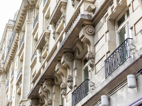PARIS, FRANÇA, em 28 de agosto de 2015. Detalhes arquitetônicos de edifícios típicos — Fotografia de Stock