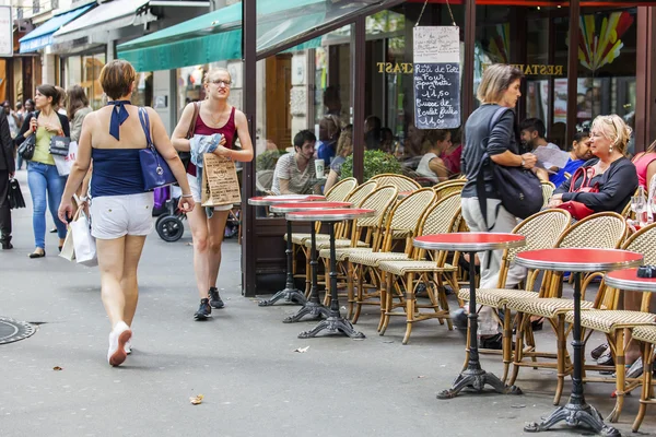 Παρίσι, Γαλλία, στις 29 Αυγούστου 2015. Γραφικό καφενείο στο δρόμο. Άνθρωποι τρώνε και να ξεκουραστεί — Φωτογραφία Αρχείου