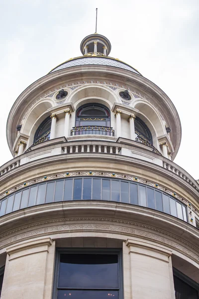 PARIS, FRANCE, le 28 août 2015. Détails architecturaux des bâtiments typiques — Photo