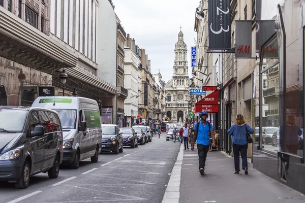 PARIS, FRANCE, le 31 août 2015. Vue urbaine. Rue typiquement parisienne — Photo