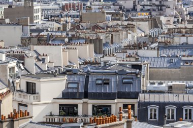 31 Ağustos 2015 tarihinde, Paris, Fransa. Paris çatıları üzerinde bir anket platformu üzerinden Üstten Görünüm