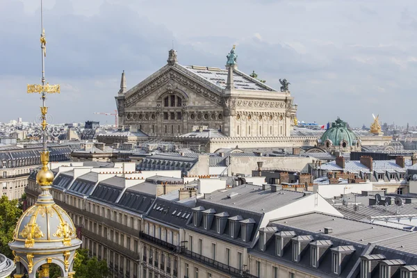 PARIS, FRANCE, on AUGUST 31, 2015. The top view from a survey platform on roofs of Paris. Architectural details of the building Garnye's Opera — Stockfoto