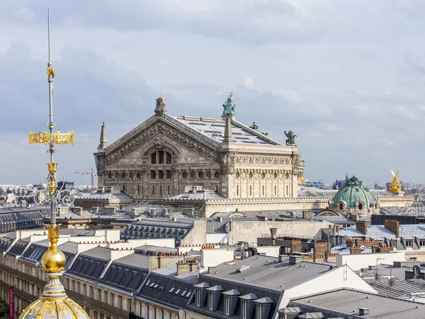 PARIS, FRANCE, on AUGUST 31, 2015. The top view from a survey platform on roofs of Paris. Architectural details of the building Garnye's Opera — Stockfoto