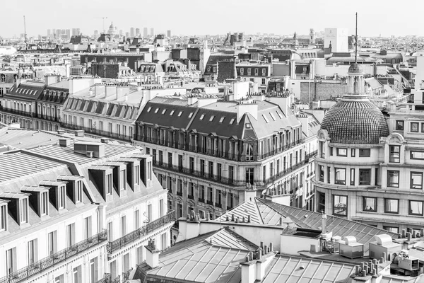 PARIS, FRANCE, le 31 août 2015. La vue de dessus depuis une plateforme d'enquête sur les toits de Paris — Photo