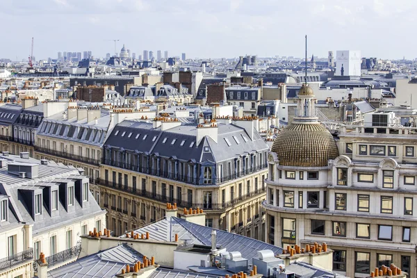 31 Ağustos 2015 tarihinde, Paris, Fransa. Paris çatıları üzerinde bir anket platformu üzerinden Üstten Görünüm — Stok fotoğraf