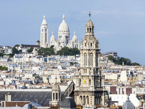 PARIS, FRANCE, le 31 août 2015. La vue du dessus depuis une plateforme d'arpentage sur les toits de Paris, l'église de la Sainte Trinité et une cathédrale Sakre-Ker sur Montmartre — Photo