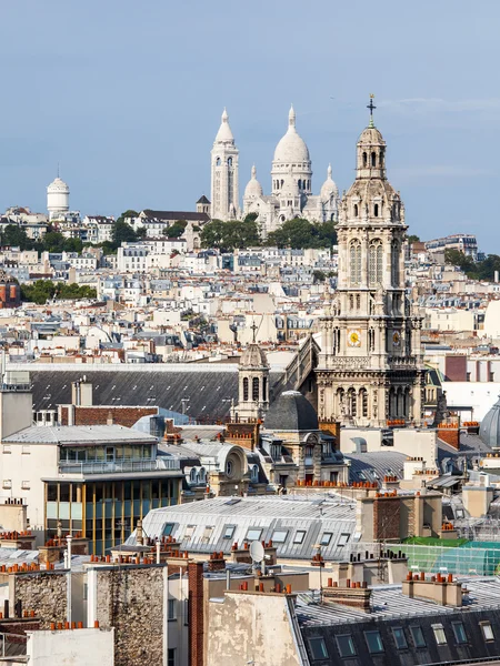 PARIS, FRANCE, on AUGUST 31, 2015. The top view from a survey platform on roofs of Paris, Holy Trinity Church and a cathedral Sakre-Ker on Montmartre — Stockfoto