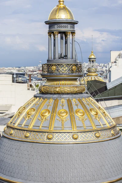 Parijs, Frankrijk, op 31 augustus 2015. Het bovenaanzicht van een enquête platform op daken van Parijs. Architecturale details van een koepel van Printemps winkel — Stockfoto