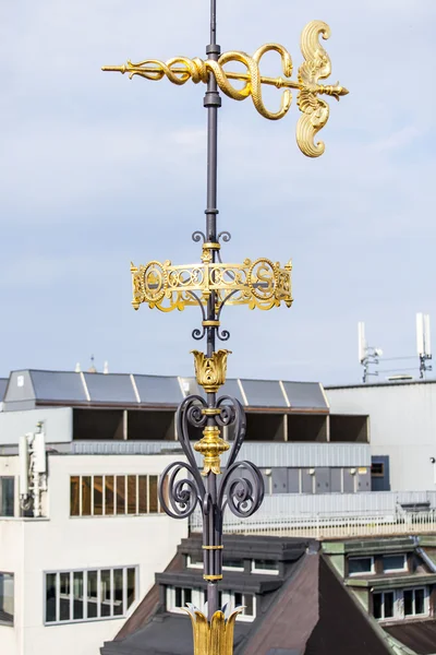 Paris, franz, am 31. august 2015. der oberblick von einer umfrageplattform auf den dächern von paris. Architektonische Details einer Kuppel des Printemps-Shops — Stockfoto