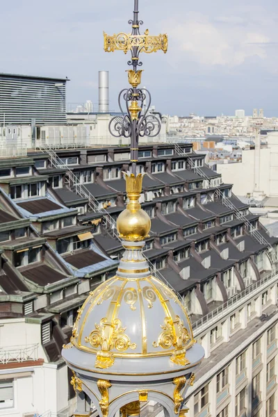 PARIS, FRANÇA, em 31 de agosto de 2015. A vista superior de uma plataforma de pesquisa em telhados de Paris. Detalhes arquitetônicos de uma cúpula de loja de Printemps — Fotografia de Stock