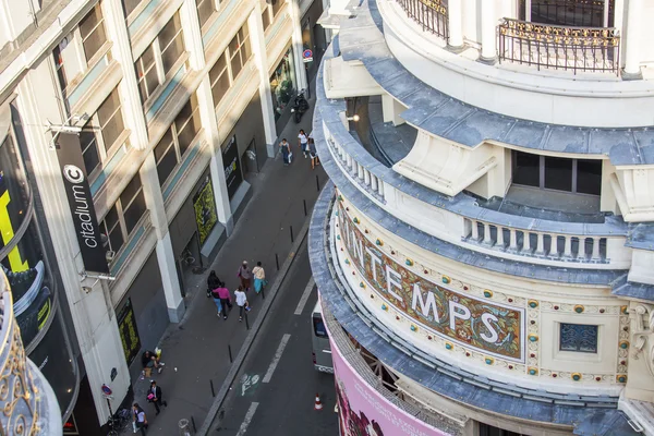 PARIS, FRANÇA, em 31 de agosto de 2015. A vista superior de uma plataforma de pesquisa para a rua da cidade — Fotografia de Stock