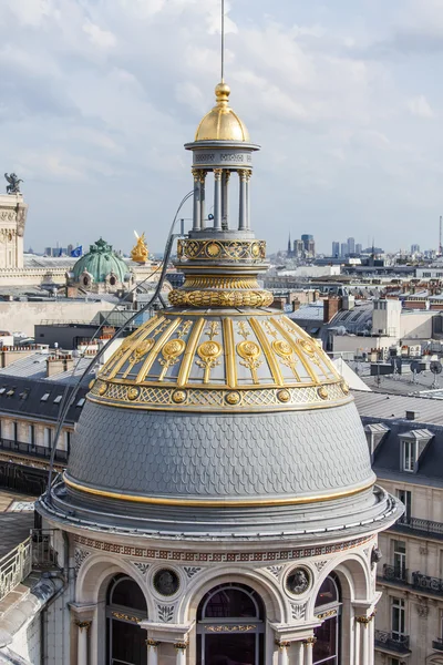 PARIS, FRANÇA, em 31 de agosto de 2015. A vista superior de uma plataforma de pesquisa em telhados de Paris. Detalhes arquitetônicos de uma cúpula de loja de Printemps — Fotografia de Stock
