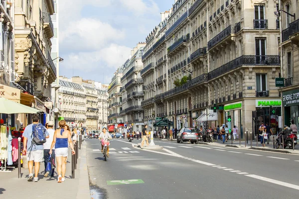 París, Francia, 28 de agosto de 2015. Vista urbana. Calle típica parisina —  Fotos de Stock