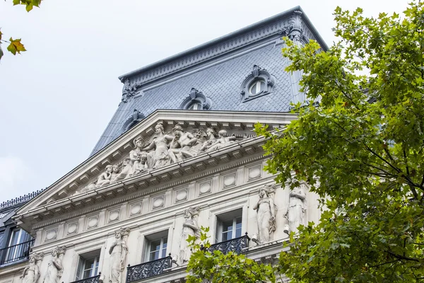 Parijs, Frankrijk, op 28 augustus 2015. Architecturale details van typische gebouwen — Stockfoto