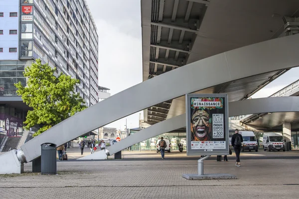 Lille, Francie, na 28 srpna 2015. Moderní architektura. Platforma dirigování na vlakové nádraží Lille-Europe — Stock fotografie