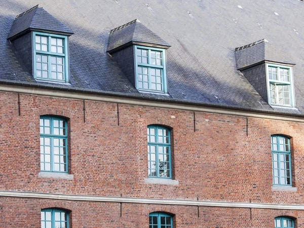 LILLE, FRANCIA, 28 de agosto de 2015. Detalles arquitectónicos de edificios típicos — Foto de Stock