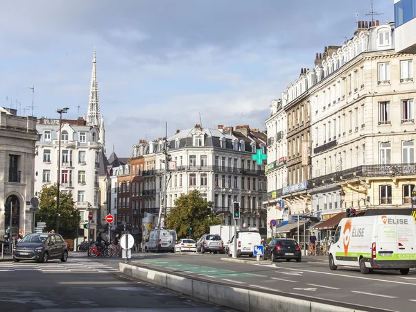 LILLE, FRANCIA, 28 de agosto de 2015. Vista urbana. Ciudad típica en el día soleado brillante . — Foto de Stock