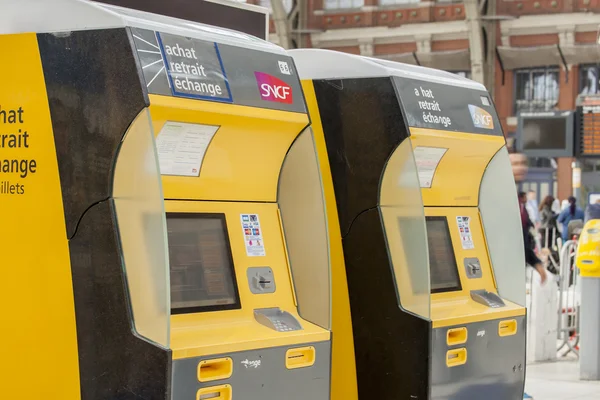 Lille, Francie, 28 srpna 2015. Automaty na prodej jízdenek v železniční stanici — Stock fotografie