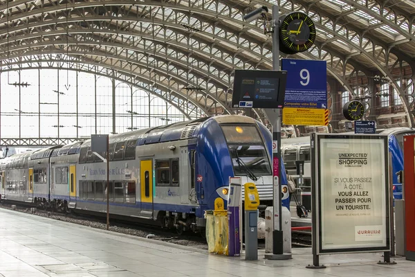 LILLE, FRANCIA, 28 de agosto de 2015. El tren regional se detuvo cerca de una plataforma de la estación de tren —  Fotos de Stock