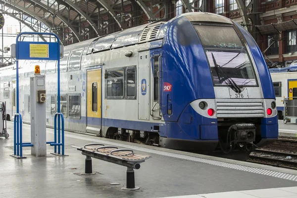 LILLE, FRANCE, pada tanggal 28 Agustus 2015. Kereta regional berhenti di dekat peron stasiun kereta api — Stok Foto