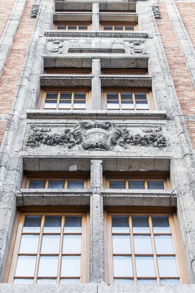 Lille, Frankrijk, op 28 augustus 2015. Architecturale details van typische gebouwen — Stockfoto